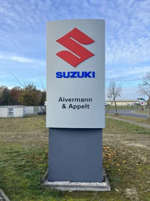 Motorrad-Technik AlvermannAppelt GbR - Suzuki Schild an Straße
